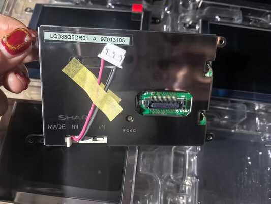 अच्छी कीमत तेज 3.8 इंच ऑटोमोटिव एलसीडी डिस्प्ले 320*240 पिक्सल रिज़ॉल्यूशन और 450cd/m2 ब्राइटनेस LQ038Q5DR01 ऑनलाइन